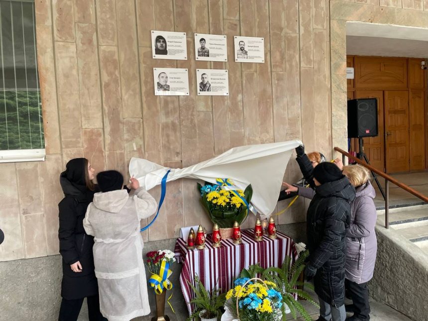 Церемонія відкриття меморіалу пам’яті ГЕРОЇВ , НАШИХ УЧНІВ – ВИПУСКНИКІВ , ЗАХИСНИКІВ УКРАЇНИ