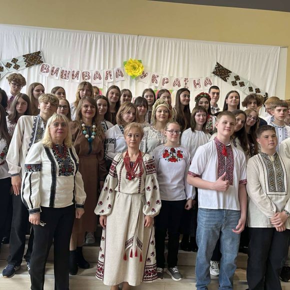 “Вишивала Україна долю…”