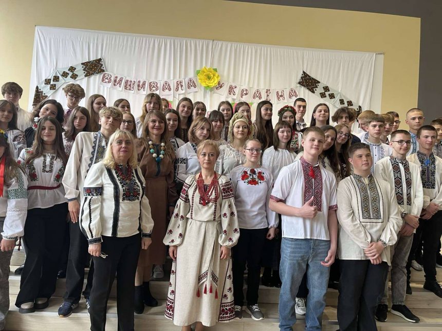 “Вишивала Україна долю…”