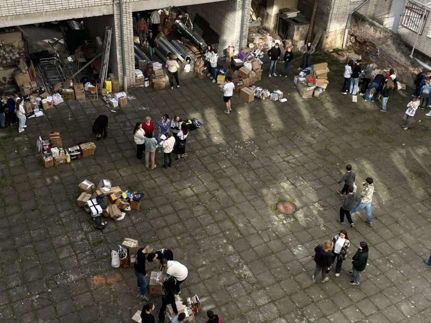 Збір макулатури.