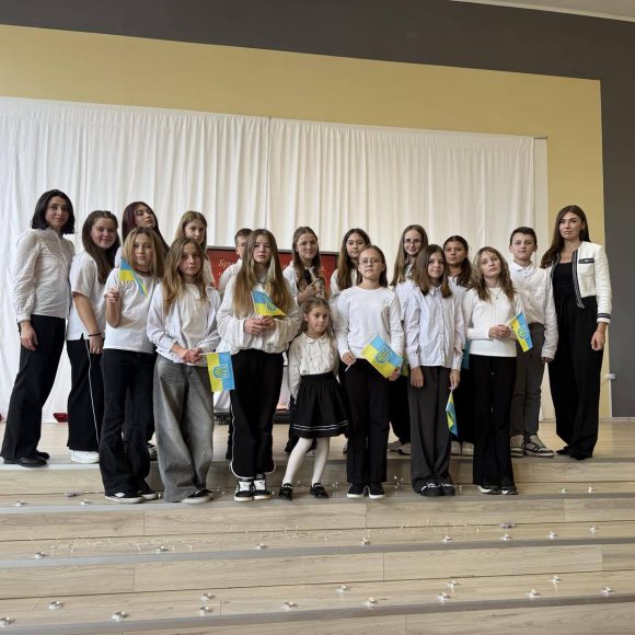 «Бринить-співає наша мова, чарує, тішить і п’янить».