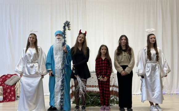 Святкове диво від учнів 8-А і 5-В класів