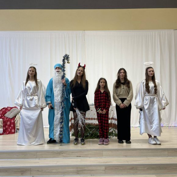 Святкове диво від учнів 8-А і 5-В класів