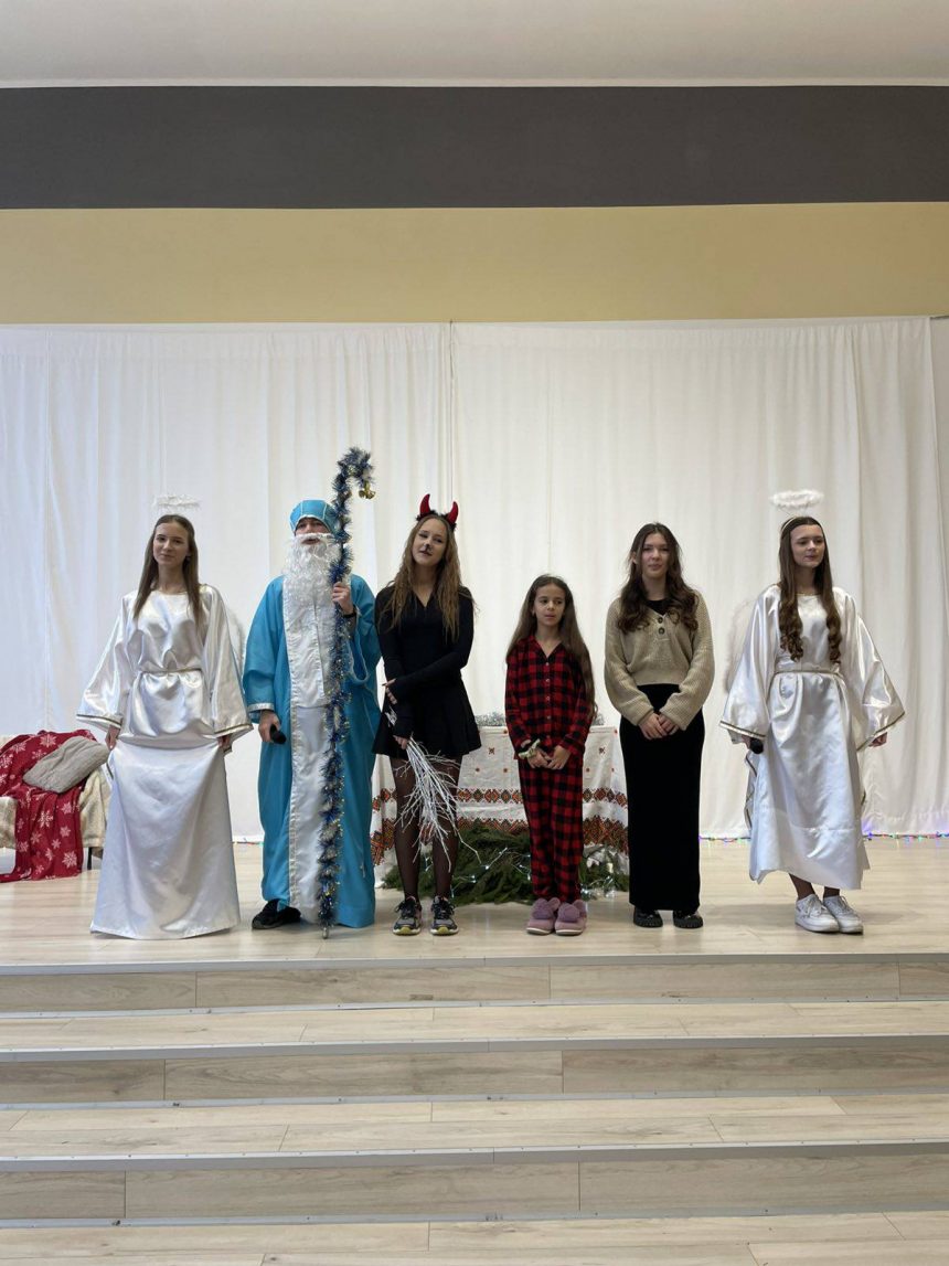 Святкове диво від учнів 8-А і 5-В класів
