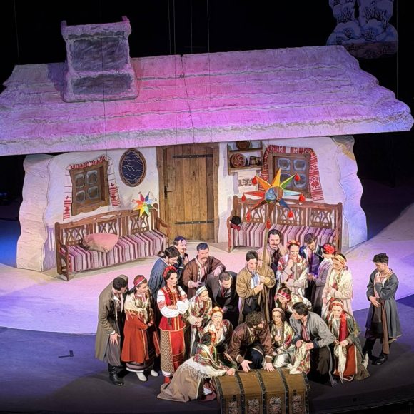 6-В клас поринув у зимову казку: вистава «Різдвяна ніч