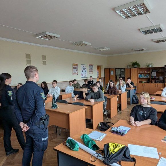 Практичне заняття з ПДР для учнів 10-х класів: інспектори провели важливу лекцію