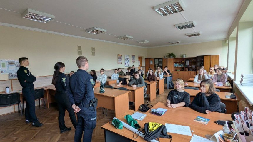 Практичне заняття з ПДР для учнів 10-х класів: інспектори провели важливу лекцію