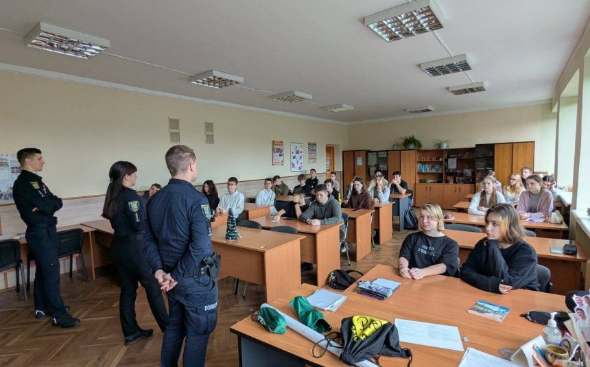 Практичне заняття з ПДР для учнів 10-х класів: інспектори провели важливу лекцію