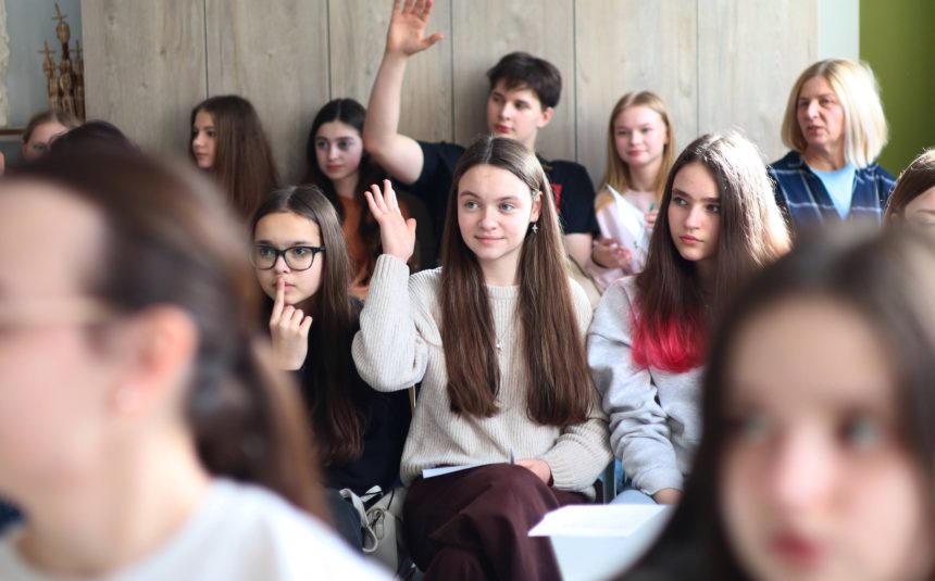 Учні 8-х класів — учасники проєкту «Школа дії – громада змін!»