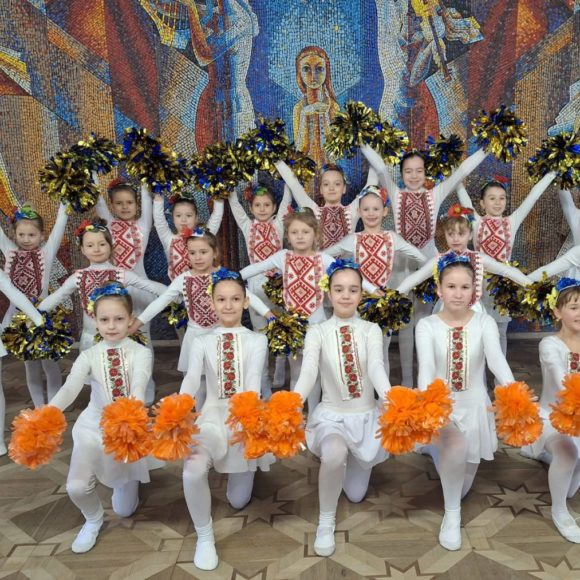 Виступ гуртка черліденгу до дня народження Лесі Українки